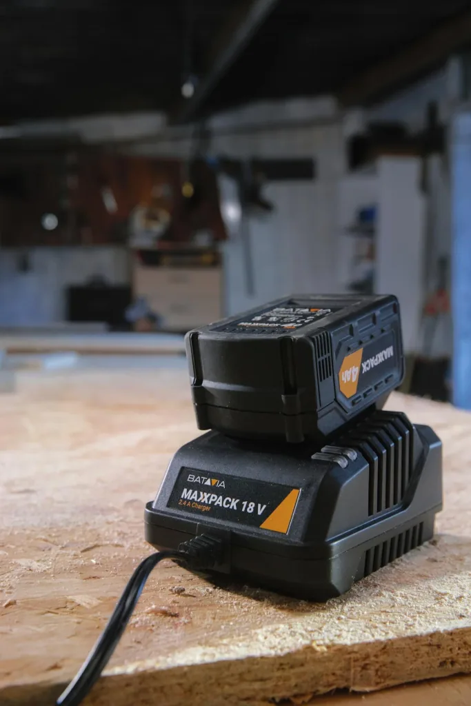 Maxxpack 18V charger 2.4Ah
