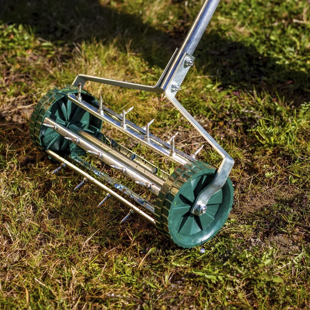 Rolling lawn aerator