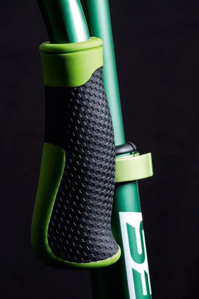 Aluminum scooter with folding mechanism and stand, 205 mm, ABEC 7, height adjustable, green