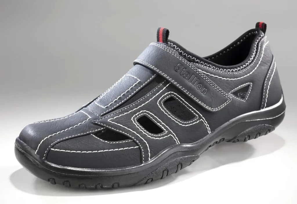 Slipper with climate zones and Velcro fastener, color black, size 41