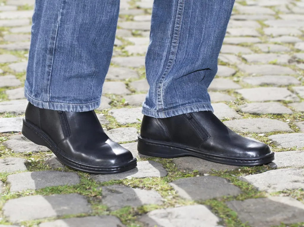 Men's ankle boots with zippers and warm lining, color black, size 40