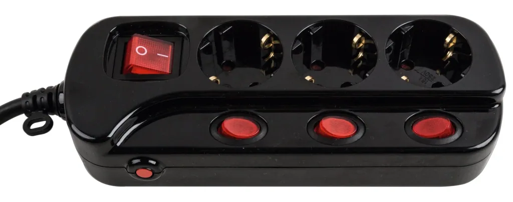 Power strip with 1.5 meter connection cable - 3-way, black