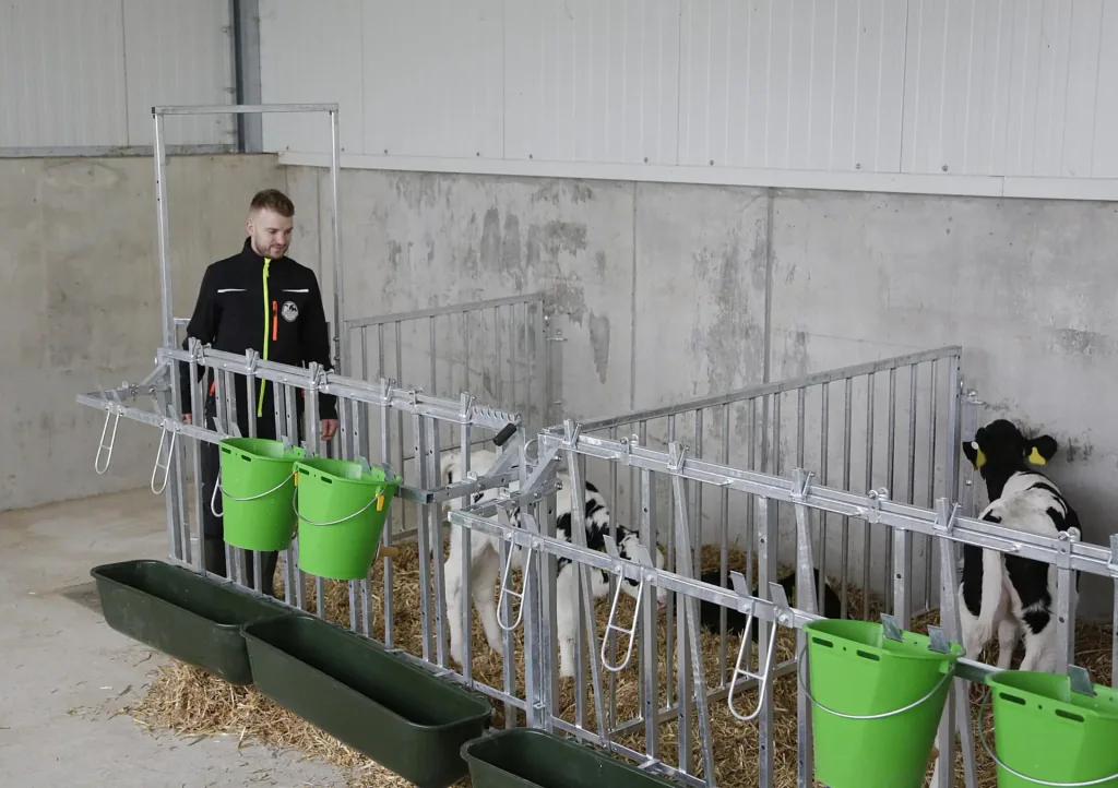 Catch grid with 5 feeding places for modular fence housing