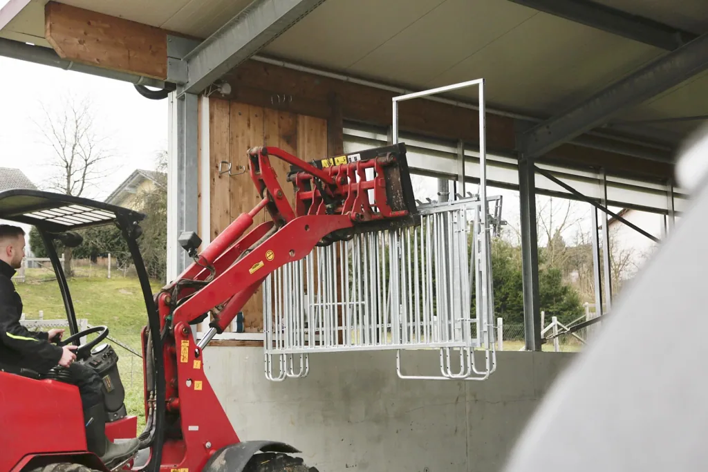 Catch grid with 5 feeding places for modular fence housing