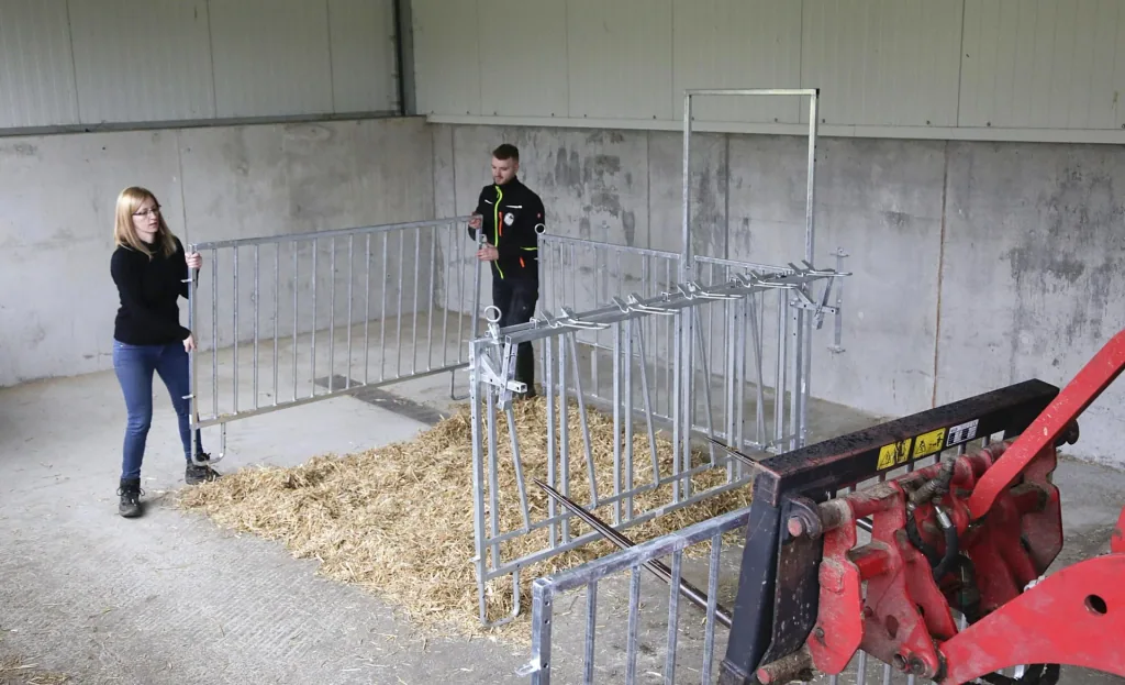Catch grid with 5 feeding places for modular fence housing