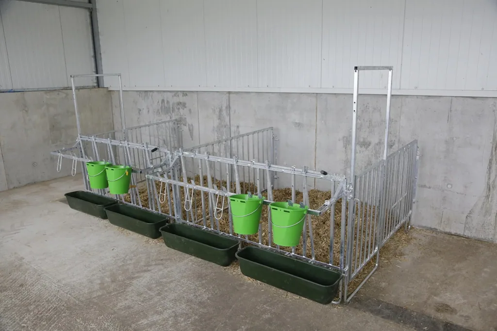Catch grid with 5 feeding places for modular fence housing