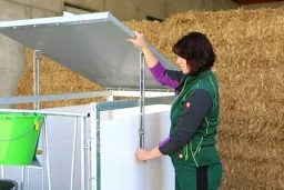 Calf box, small 130 cm x 85 cm including roof