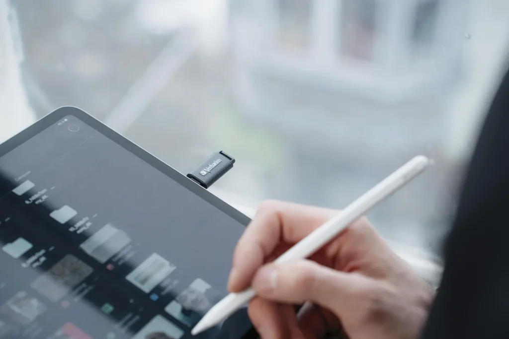 32 GB USB-C 3.2 memory stick, retractable
