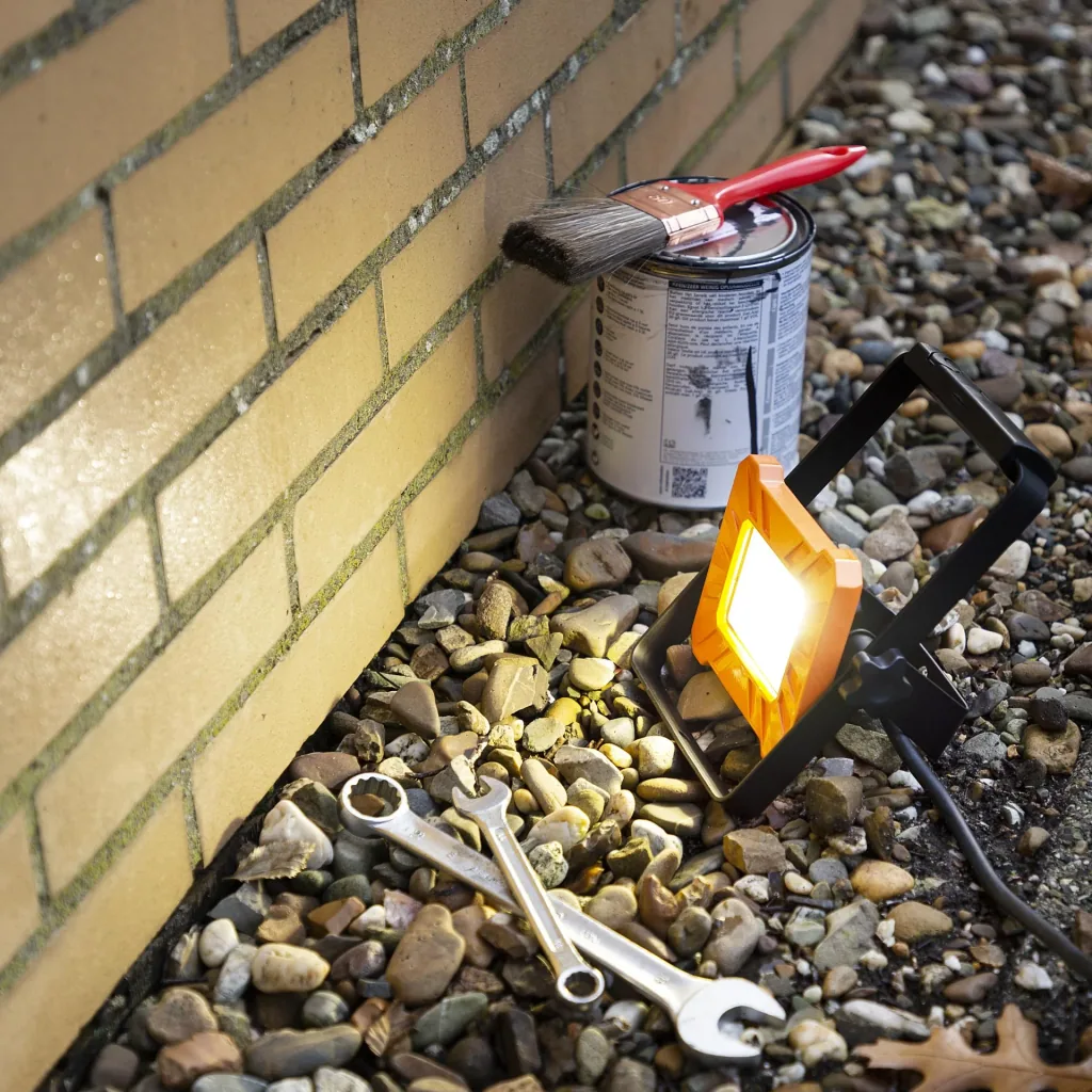 LED work light with bracket, 1000 lumens, IP65
