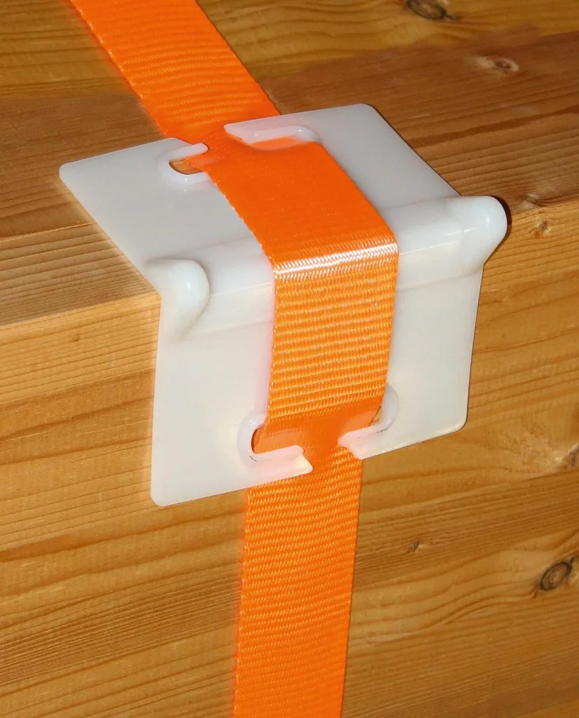 Edge protection angle for 55 mm lashing straps, 1 piece
