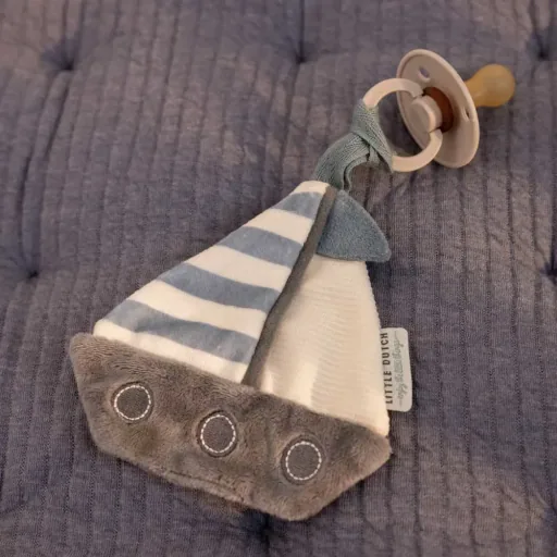 Little Dutch Schnullert towel sailboat "Sailors Bay"