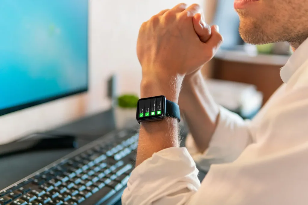Smartwatch with monitoring of body temperature, heart rate and sleep activity