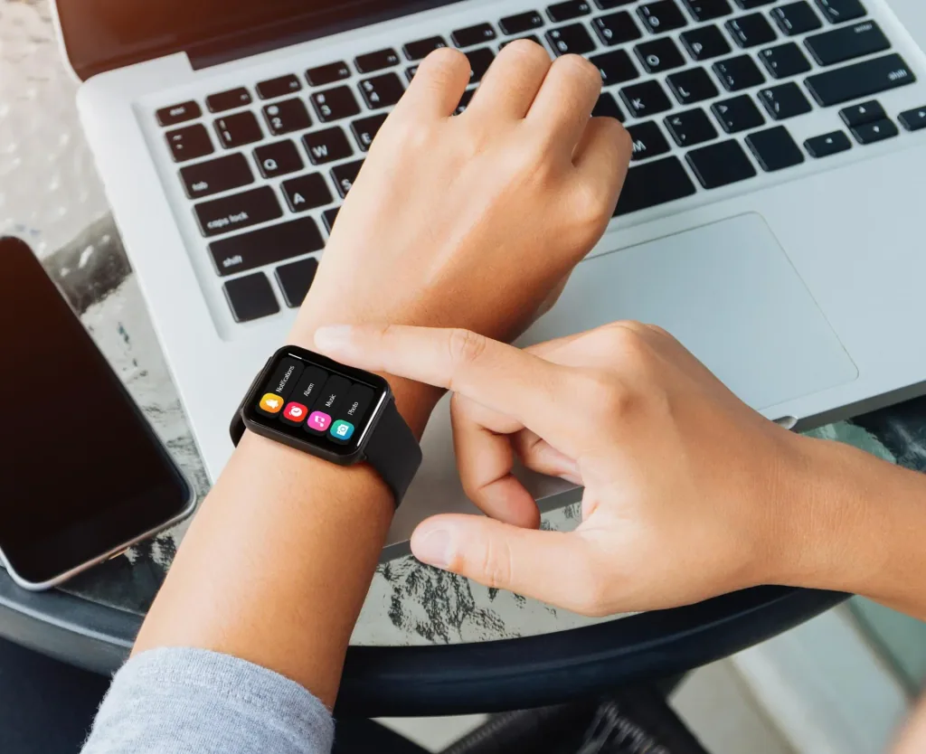 Smartwatch with monitoring of body temperature, heart rate and sleep activity