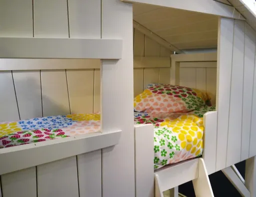 Mathy by Bol's bunk bed tree house hut colored
