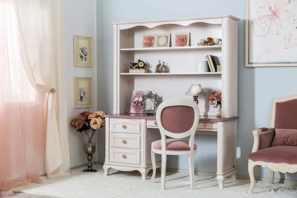 Romina Cleopatra desk