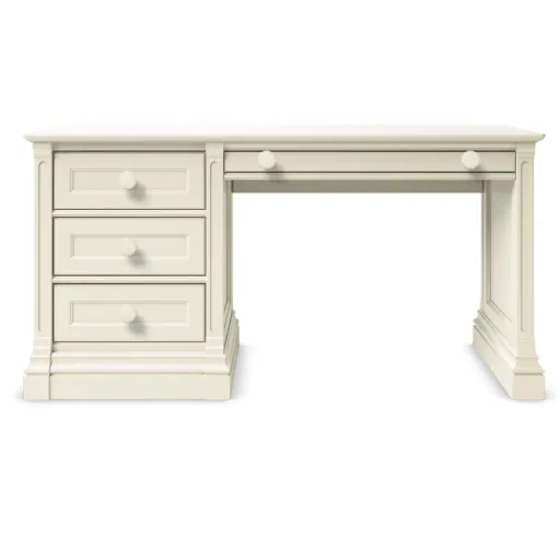 Romina Imperio desk