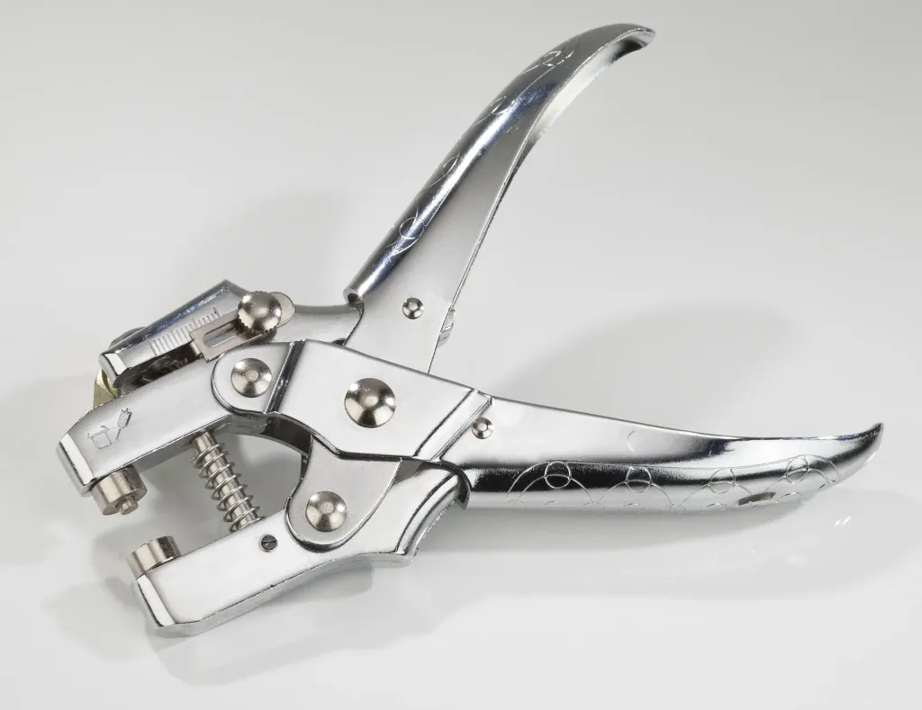 Professional eyelet pliers, with 100 gold-colored eyelets