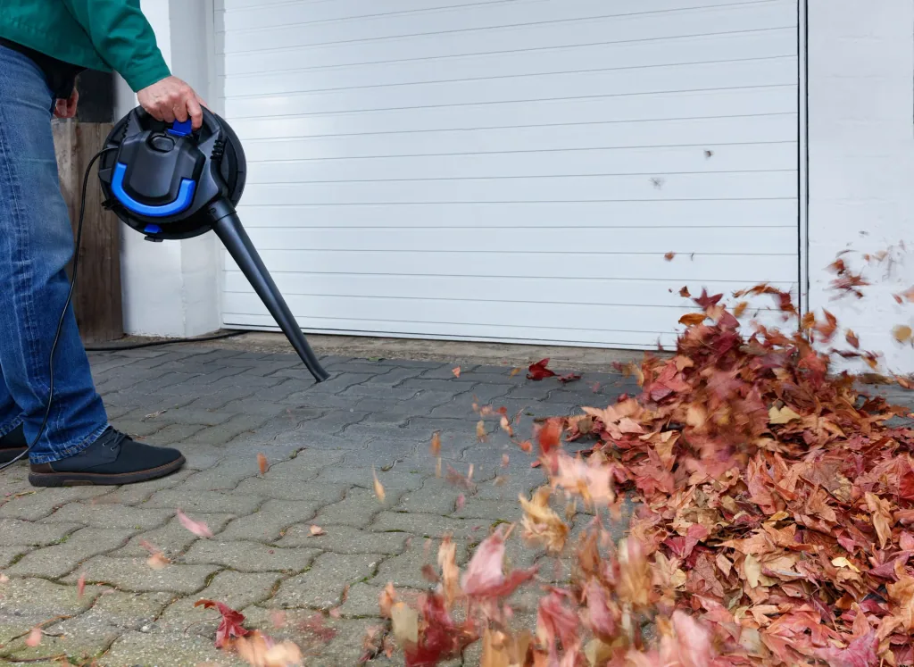 3-in-1 stainless steel wet/dry vacuum cleaner and blower