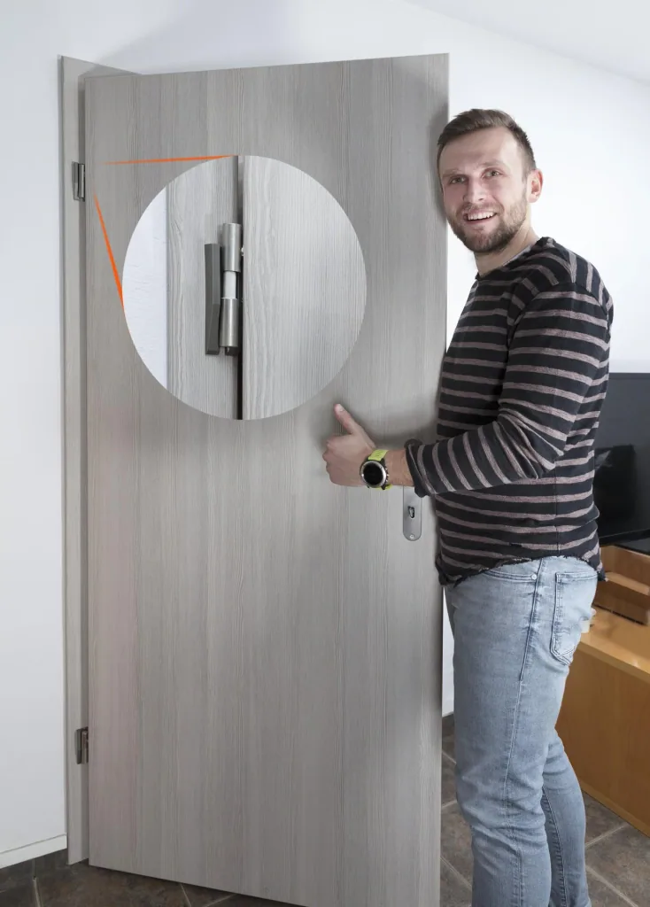 Door insertion aid