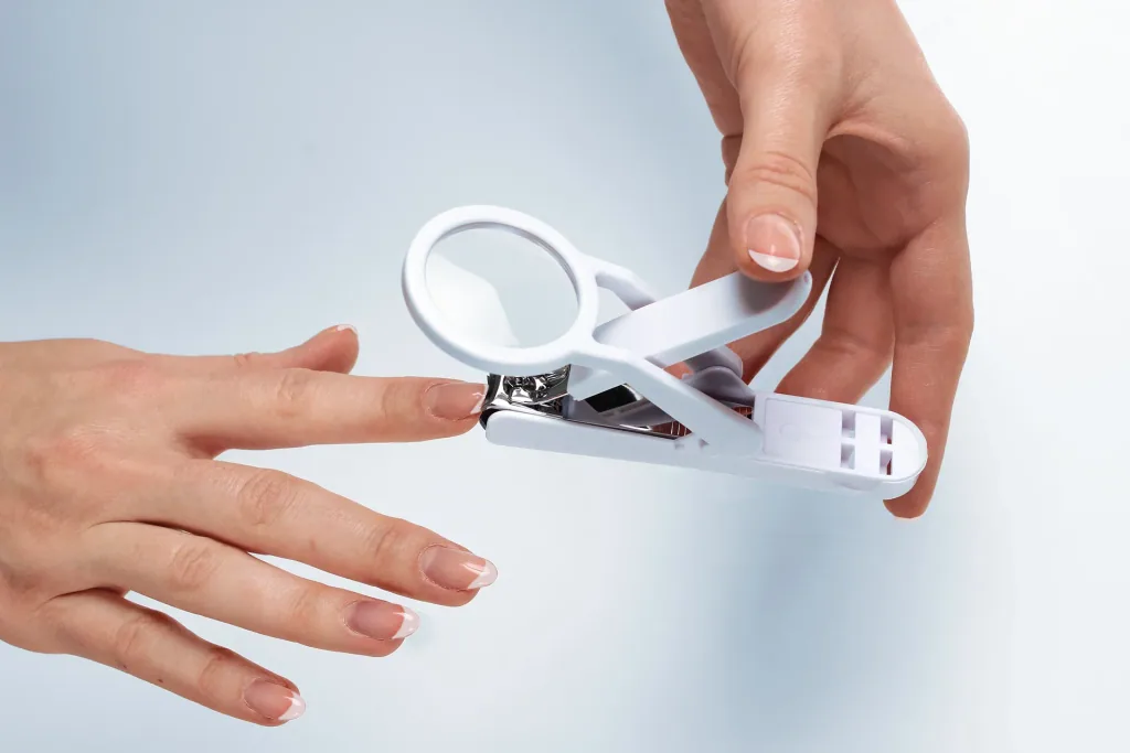 Nail clippers with magnifying glass, white