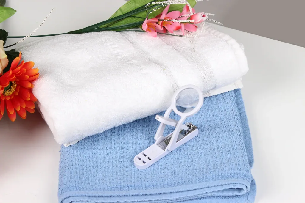 Nail clippers with magnifying glass, white