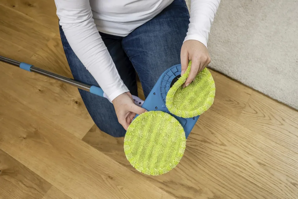 Mop floor wiper