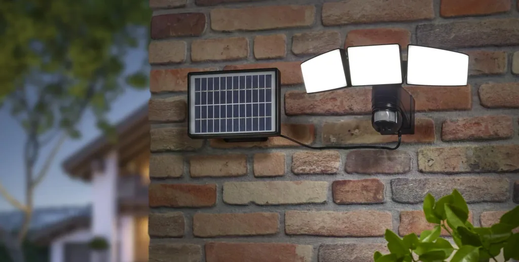 Solar LED floodlight, 15 watts with motion detector