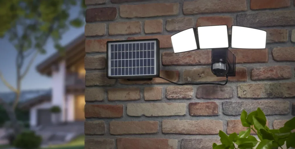 Solar LED floodlight, 15 watts with motion detector