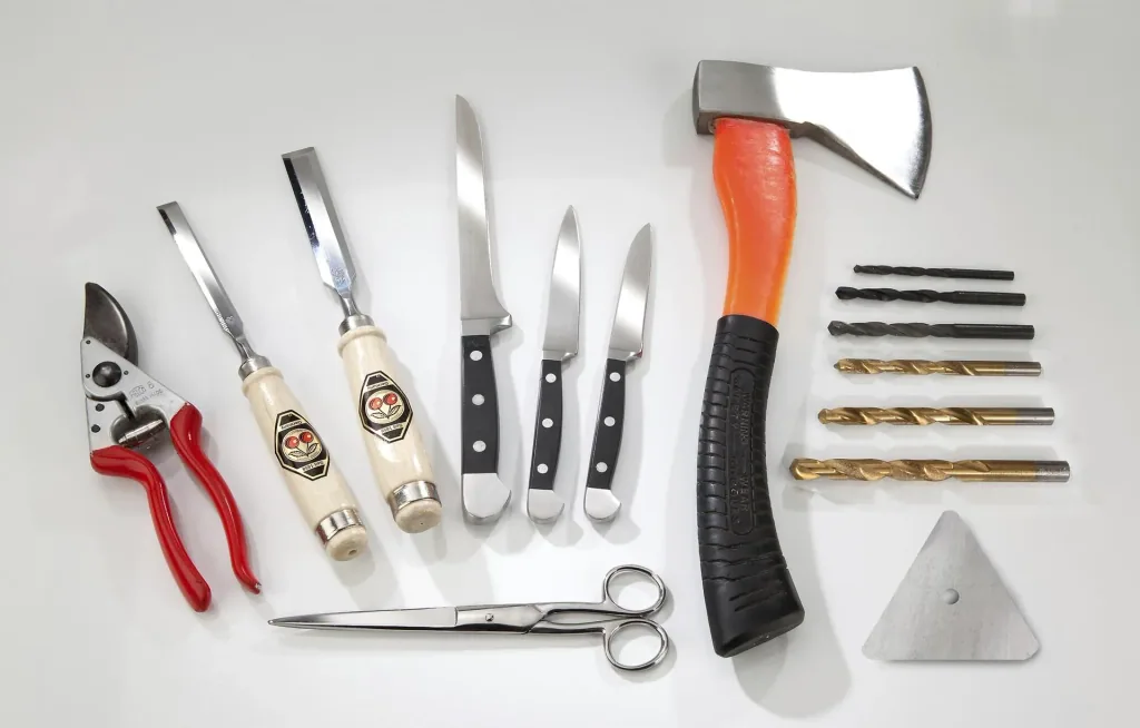 Multifunctional grinding and sharpening station