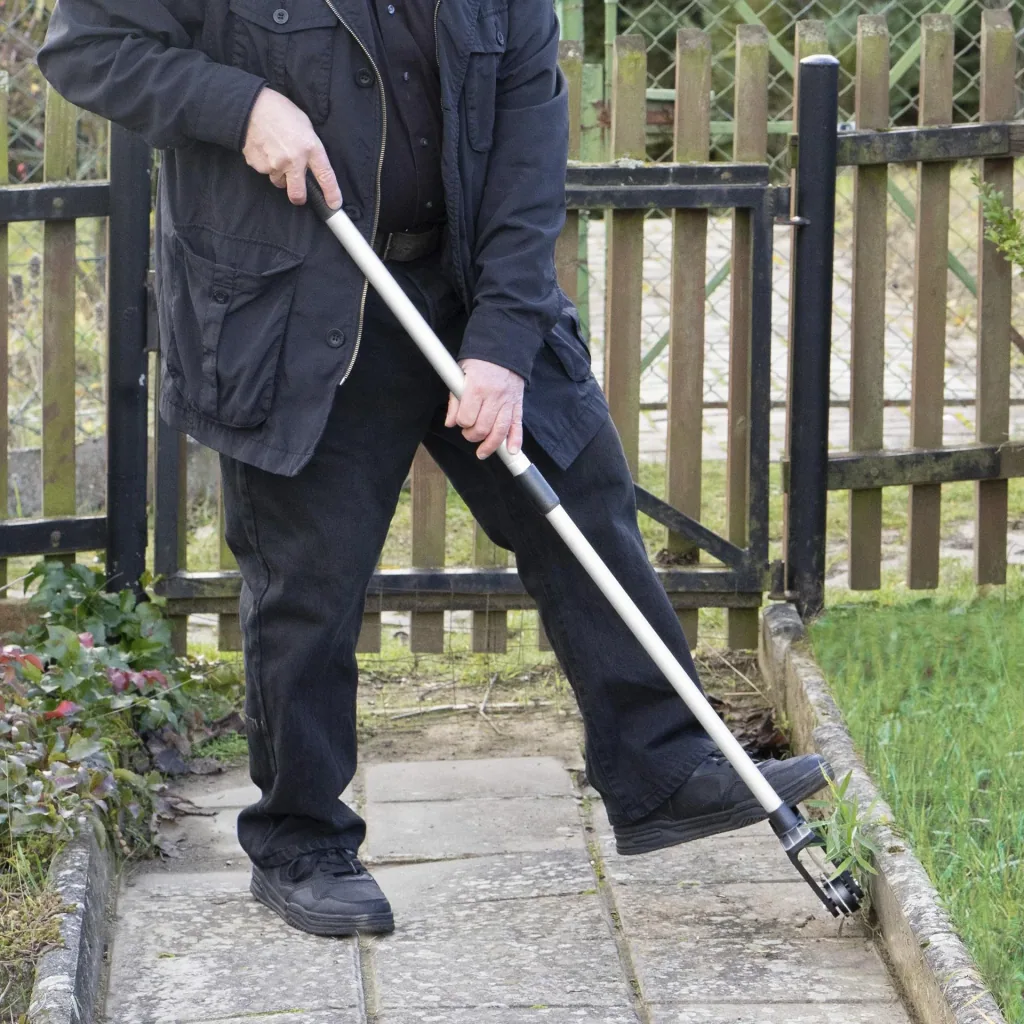 Lawn edge roller including rod
