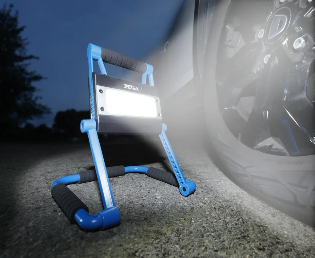 Foldable LED work light, rechargeable, 25 watts