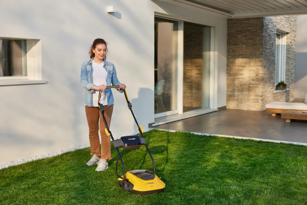 Cordless hover mower AERO 132e