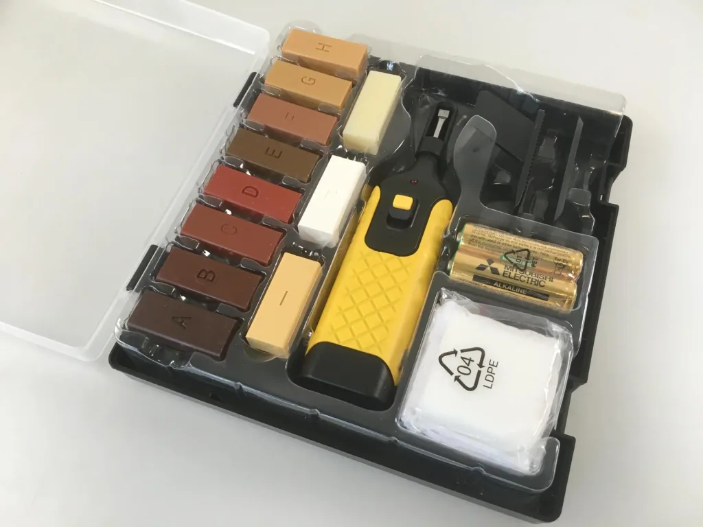 Repair kit for laminate and parquet with 11 colors of hard wax sticks