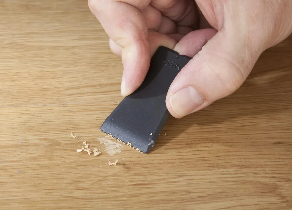 Repair kit for laminate and parquet with 11 colors of hard wax sticks