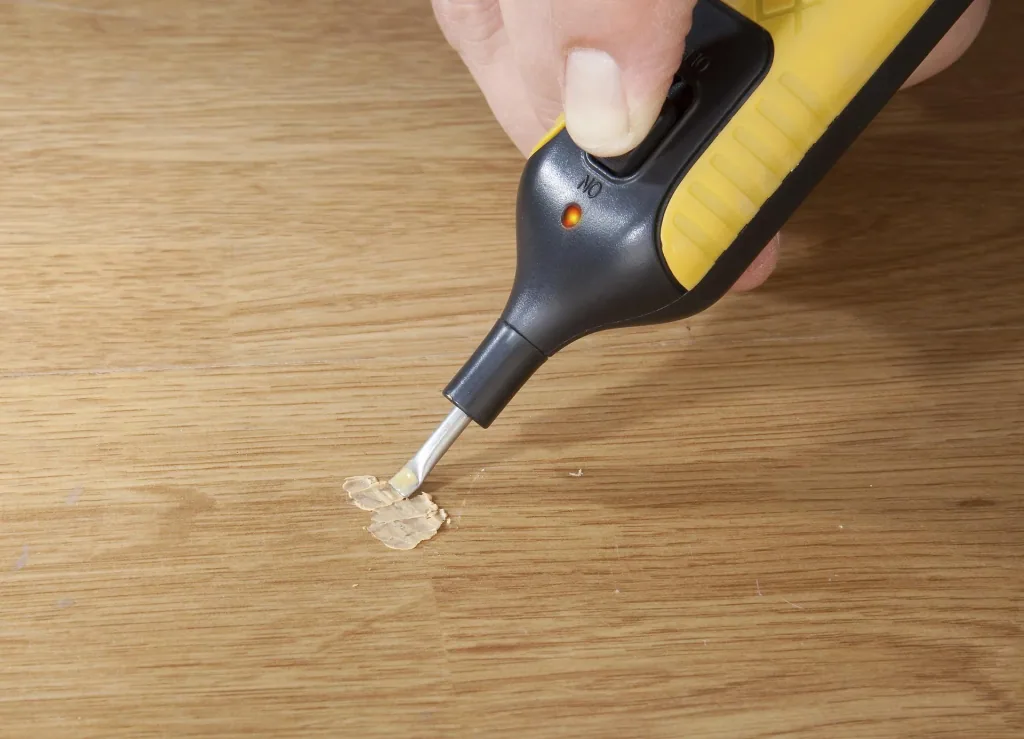 Repair kit for laminate and parquet with 11 colors of hard wax sticks