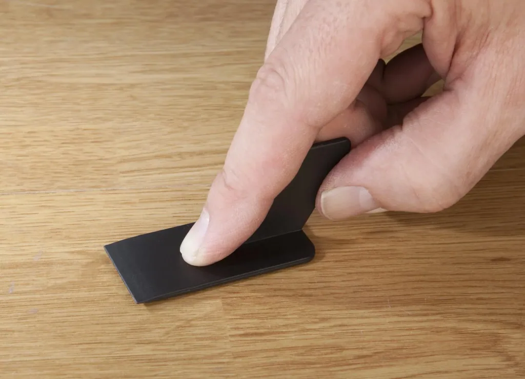 Repair kit for laminate and parquet with 11 colors of hard wax sticks