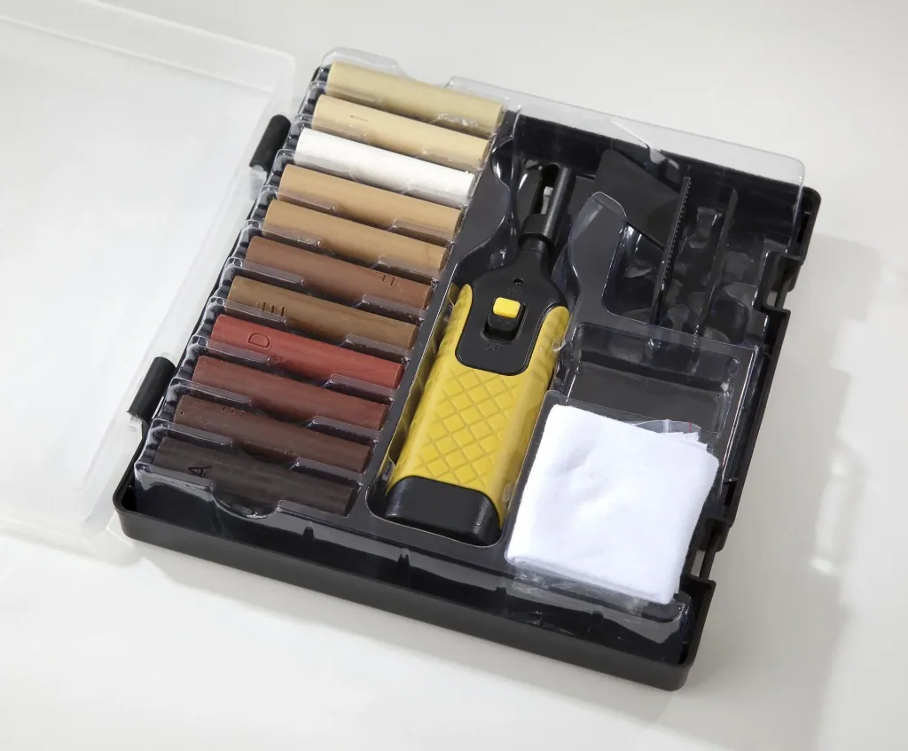 Repair kit for laminate and parquet with 11 colors of hard wax sticks