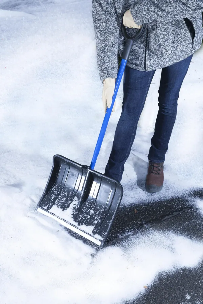 Telescopic snow shovel