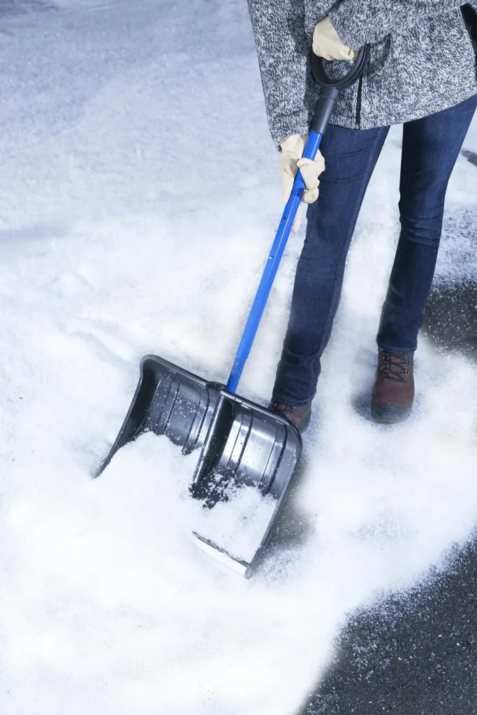 Telescopic snow shovel