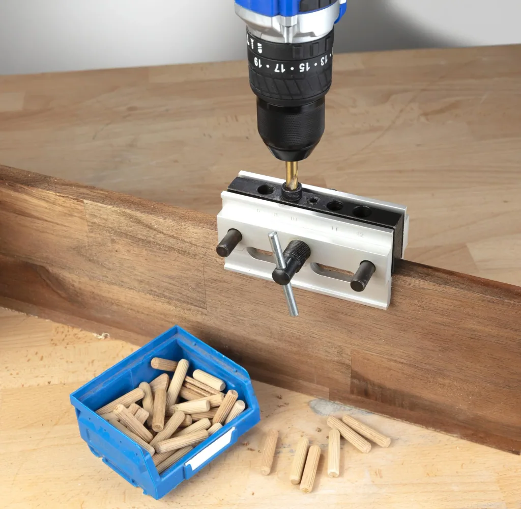 Doweling machine / drilling jig, self-centering