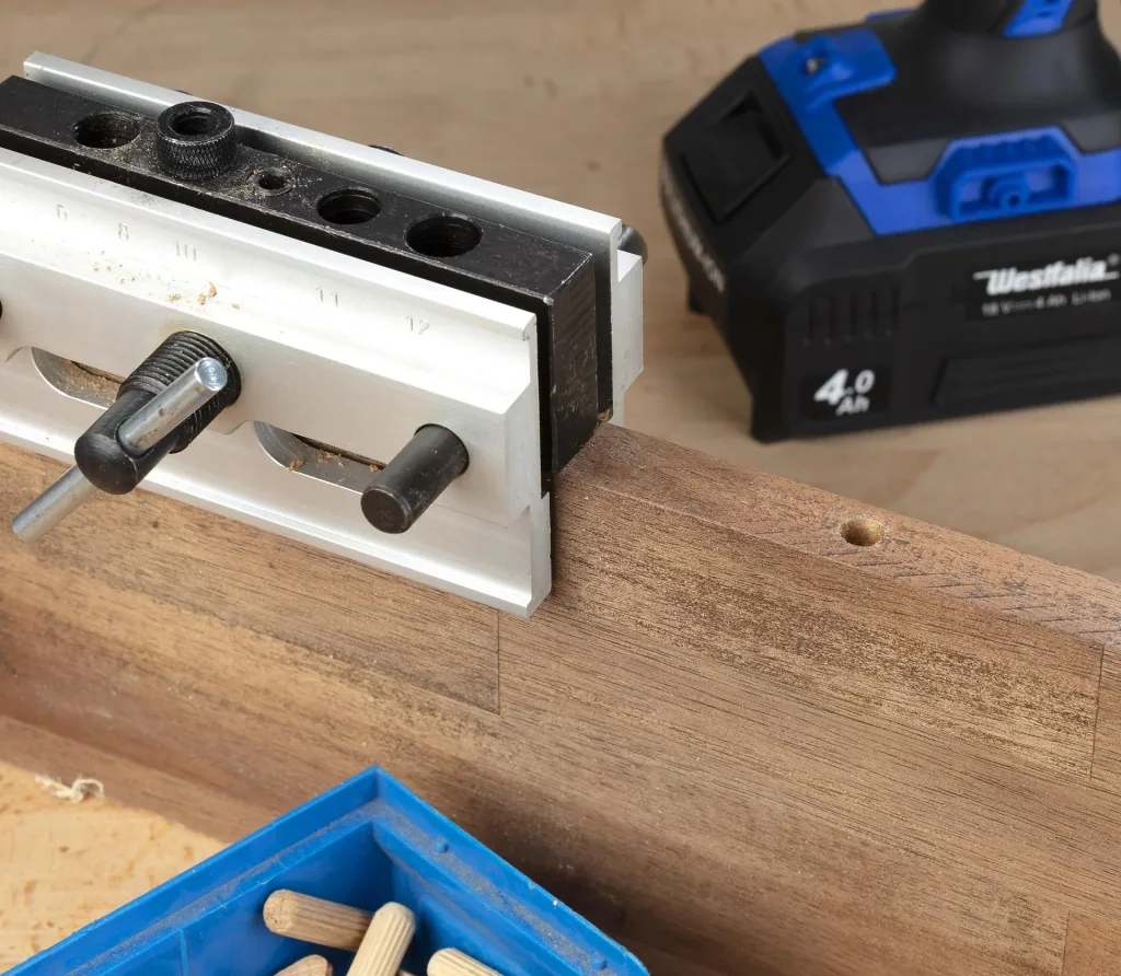 Doweling machine / drilling jig, self-centering
