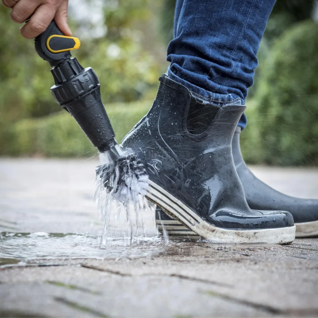 Rotating cleaning brush - including multifunctional attachment