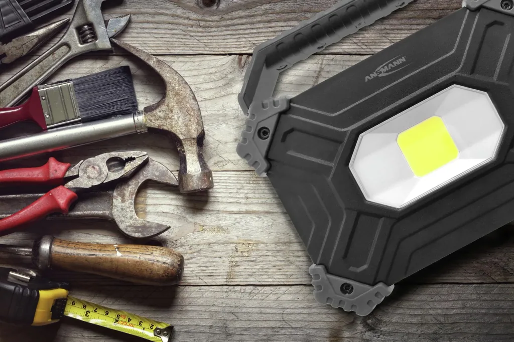 COB LED work light with power bank function, 2800 lumens, IP64, rechargeable