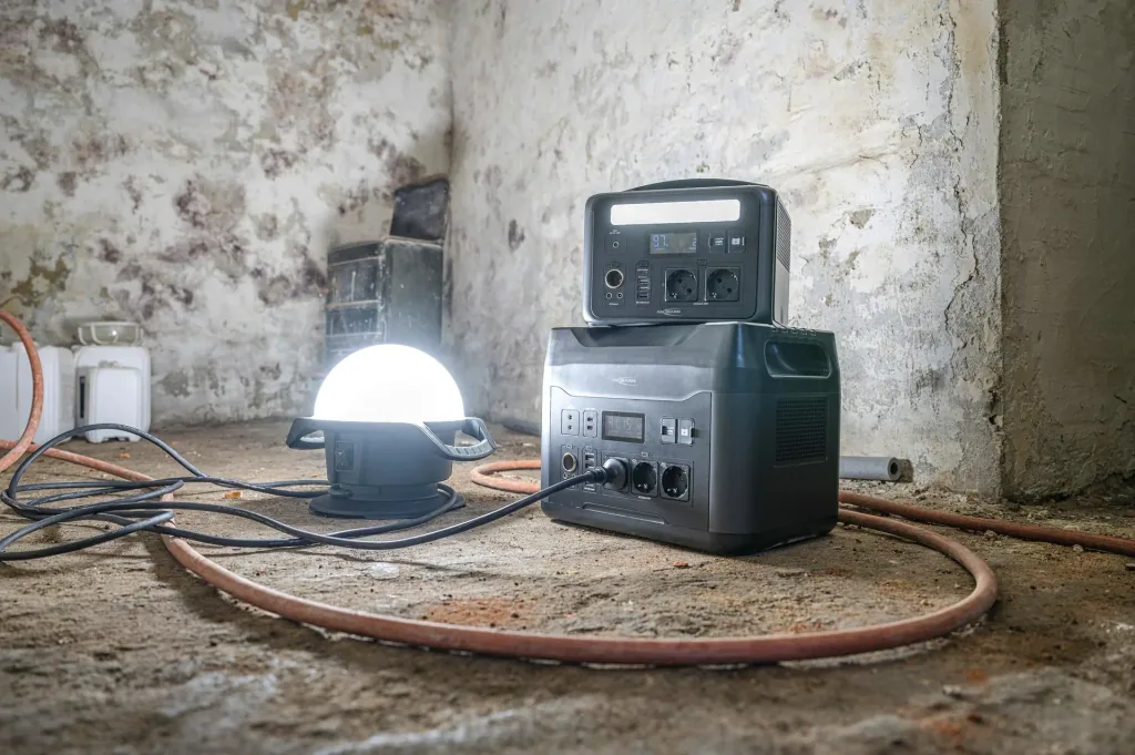 Power station with LED lamp, AC sockets, car socket and USB, 2200 Watt