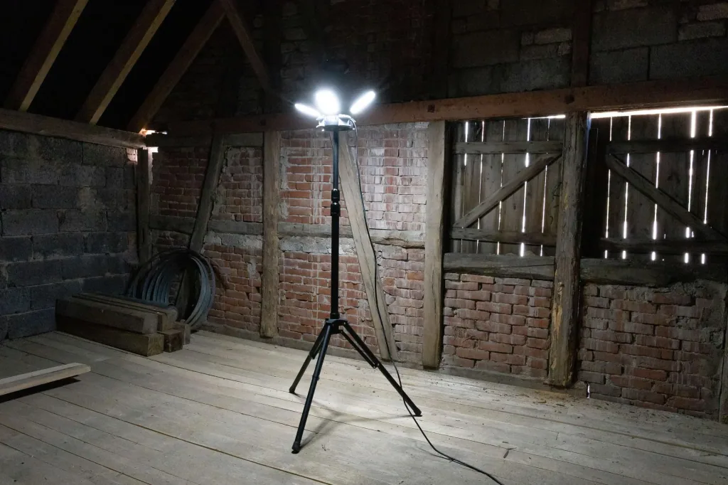 LED work light with tripod, 3 brightness levels, selectable color temperature