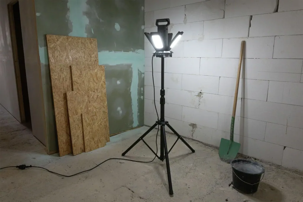 LED work light with tripod, 3 brightness levels, selectable color temperature