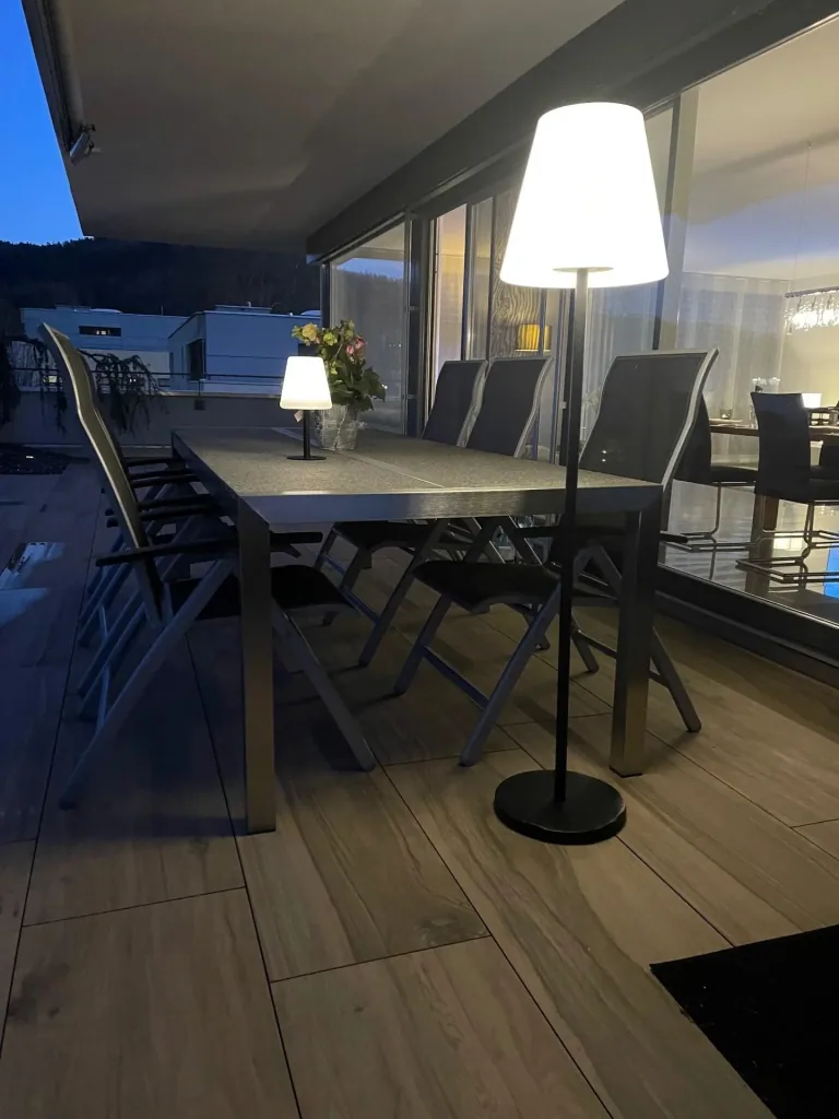 stylish LED solar outdoor lamp