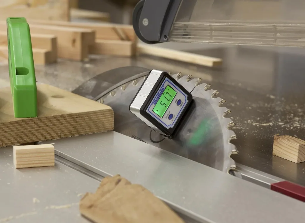 Digital angle measuring device
