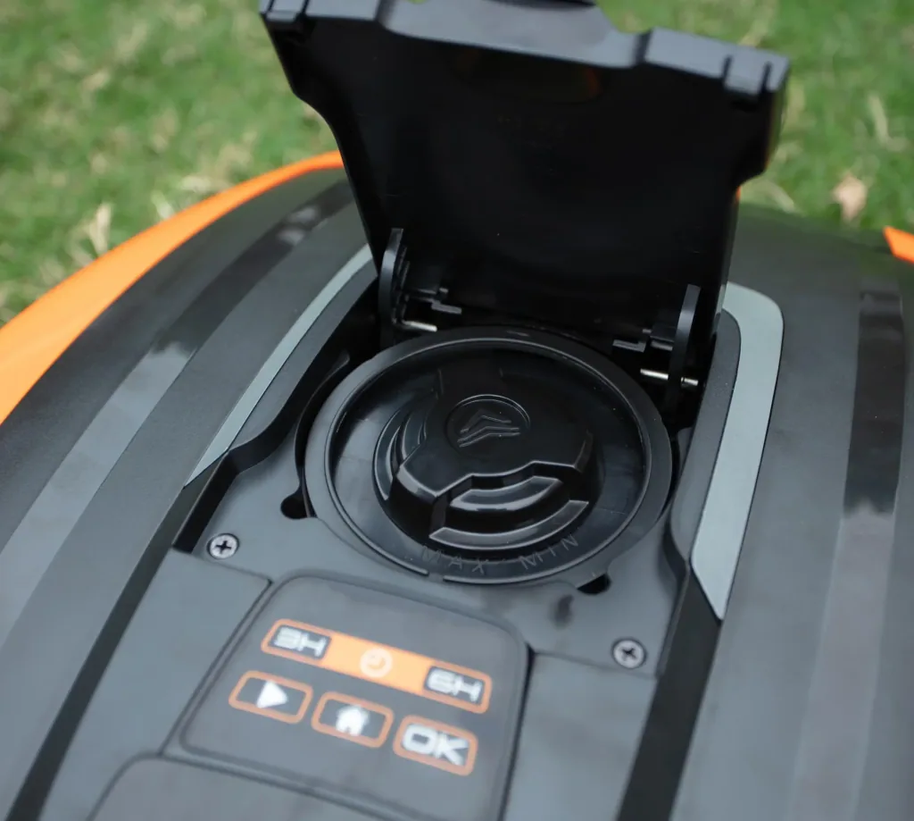 Robotic lawnmower EASYMOW 260B - up to 260 m²