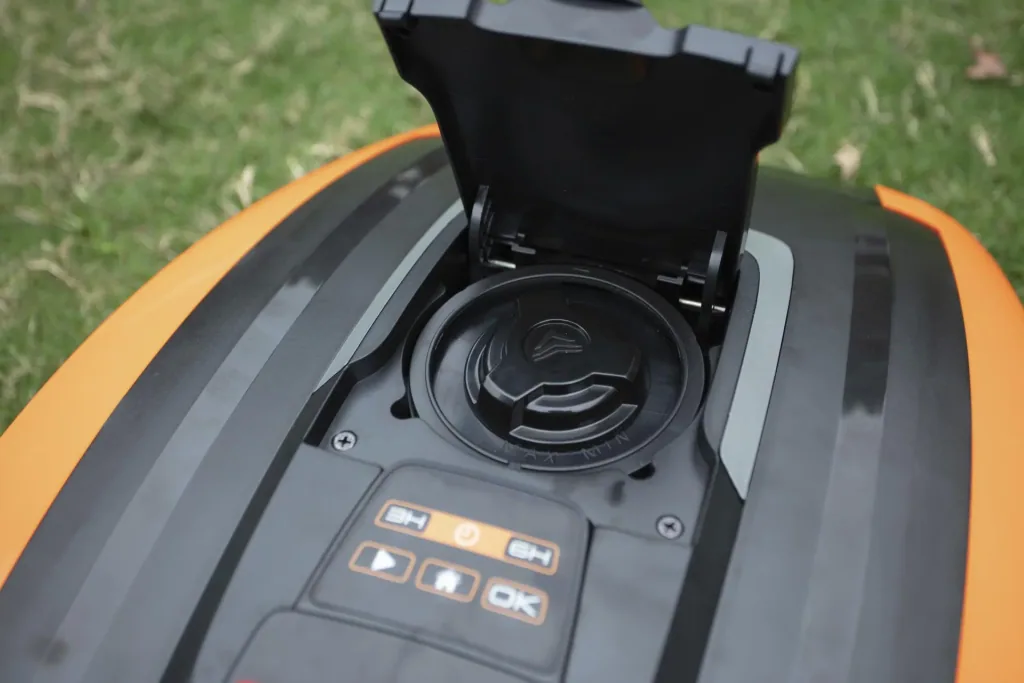 Robotic lawnmower EASYMOW 260B - up to 260 m²